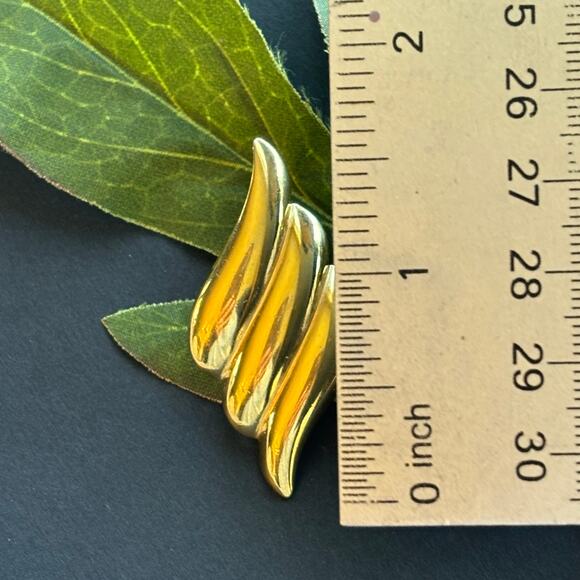 Vintage 1980 MONET Gold Tone Wing Wave Clip Earrings - Picture 5 of 5